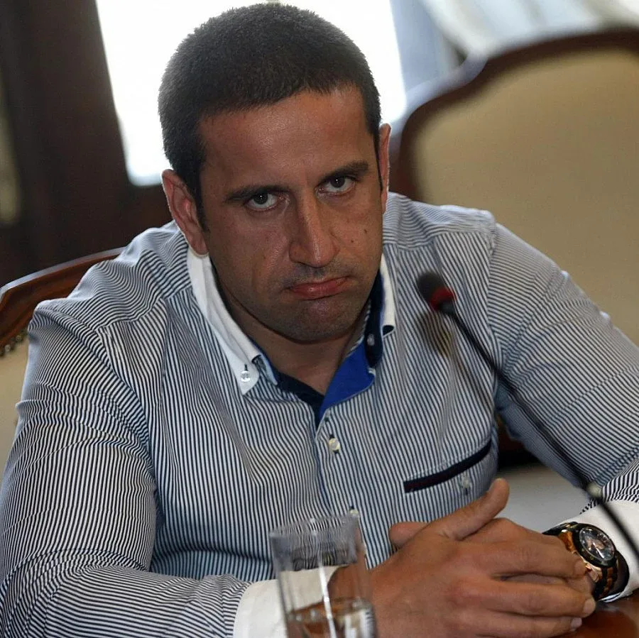 Мачът отново е между ляво и дясно