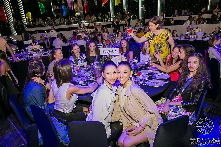 Грациите си подариха купон в дискотека