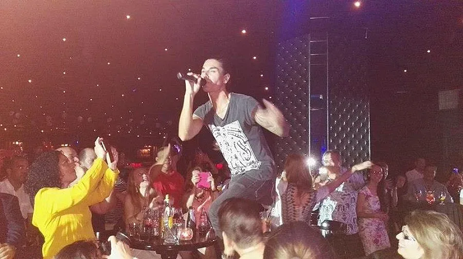 Иглесиас младши танцува с фенки