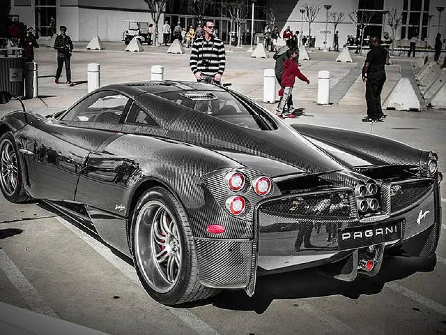 $152 000 за кола от въглеродни влакна