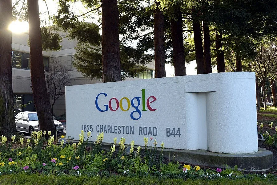 Данъчни и прокурори влязоха в "Гугъл"