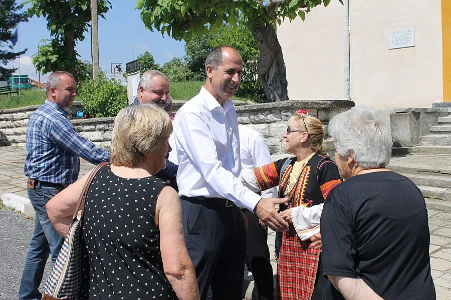 Танцьори от Македония на събора в Пчеларово