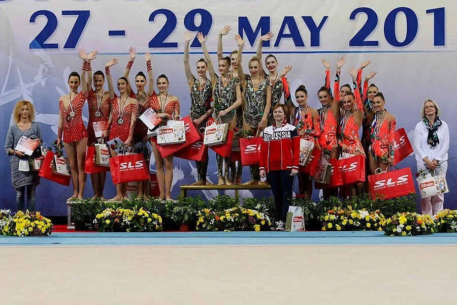 Кралев връчи сребърните медали на ансамбълa ни