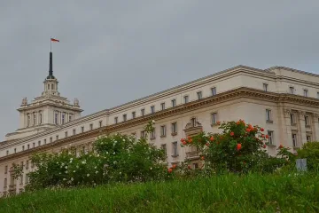 Депутатите се местят в партийния дом до 2 г.
