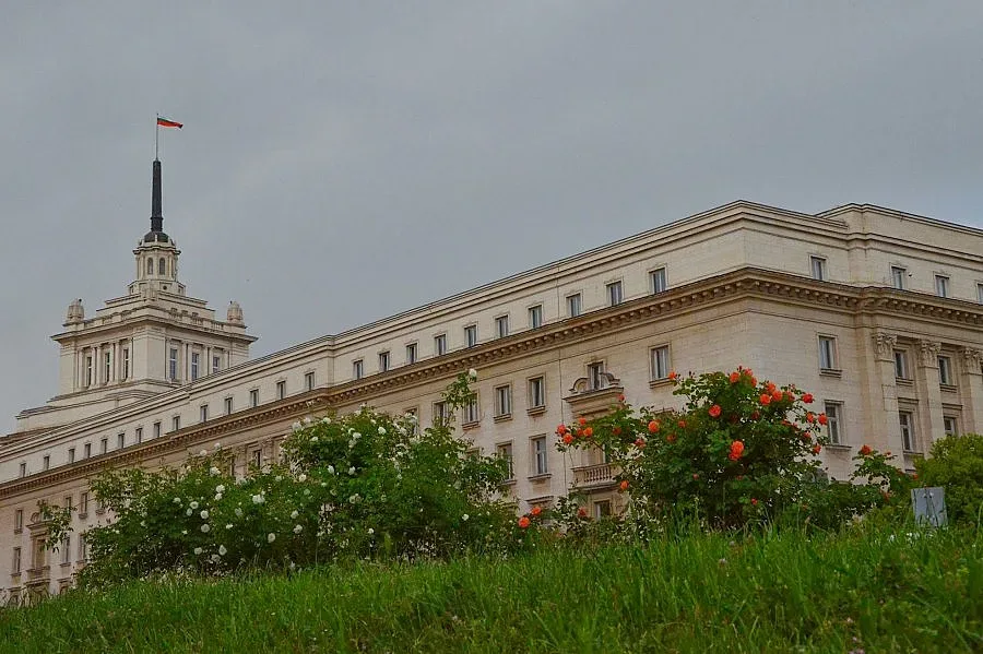 Депутатите се местят в партийния дом до 2 г.