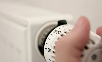 Топлият душ поевтинява  с 16% през лятото  