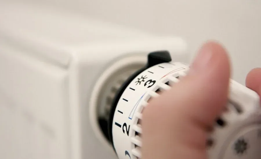 Топлият душ поевтинява  с 16% през лятото  