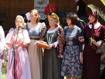 Дами на ретро парти в Пиринско