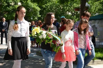 Отрупаха с цветя паметника на Македончето