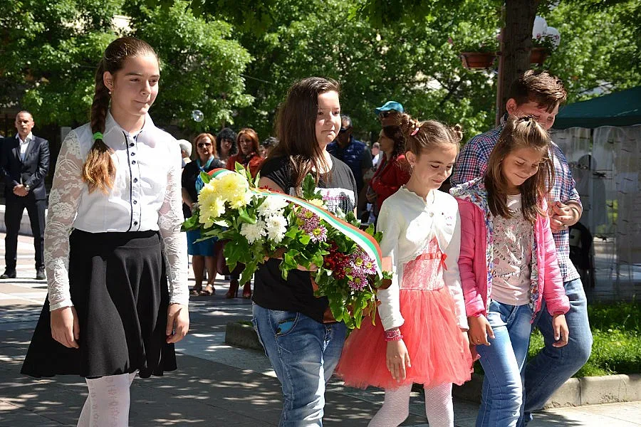 Отрупаха с цветя паметника на Македончето