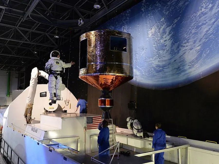 Наши се включват в космически лагер 