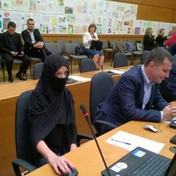 Общинарка дойде на сесия с бурка