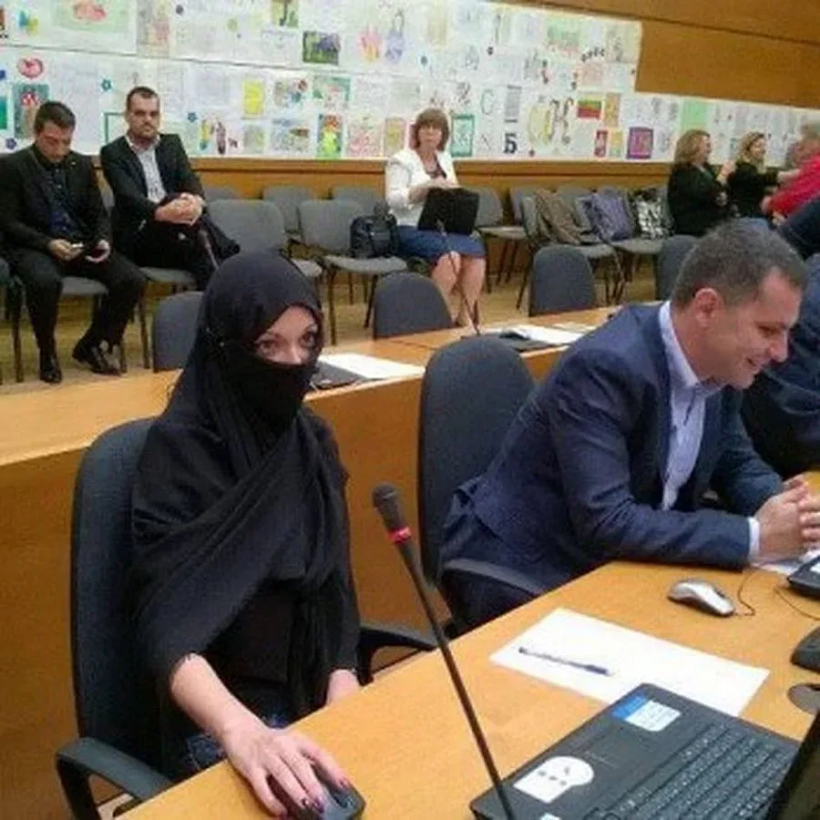 Общинарка дойде на сесия с бурка