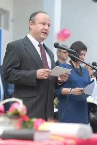 Посланик Рубин откри нова ученическа столова  