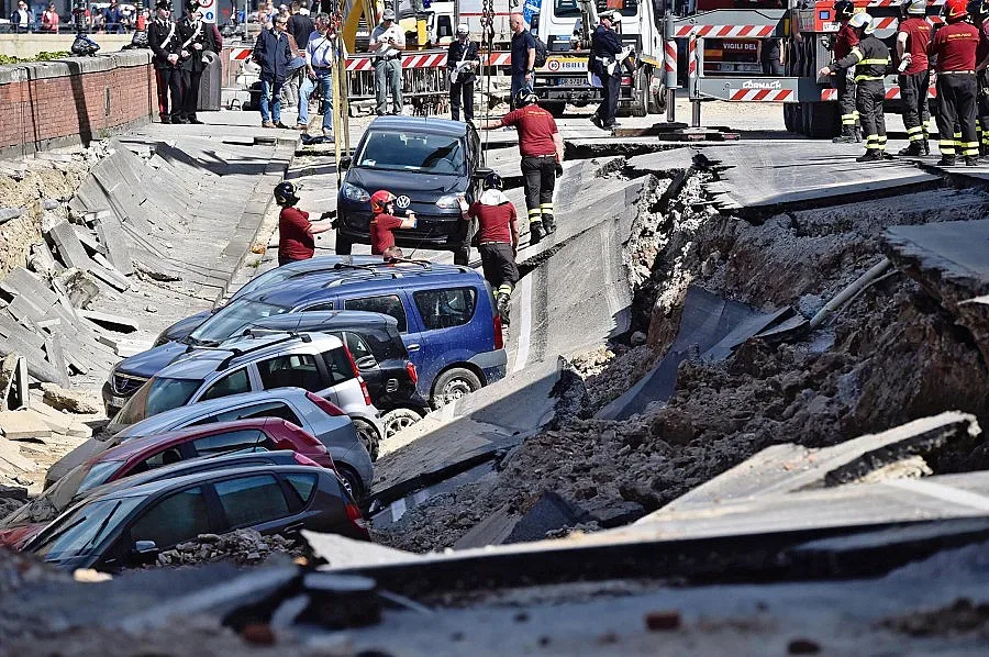 Дупка глътна 20 коли във Флоренция