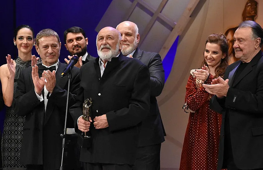 Аскеерите по равно за всички (ОБЗОР)