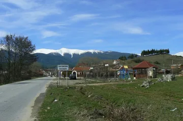 Затварят път за три села заради свлачище