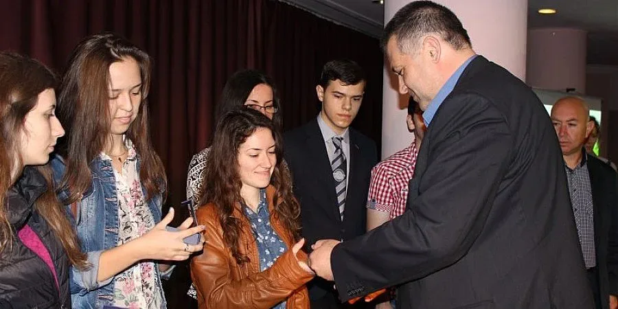 Кметът на Разград награди абитуриенти отличници