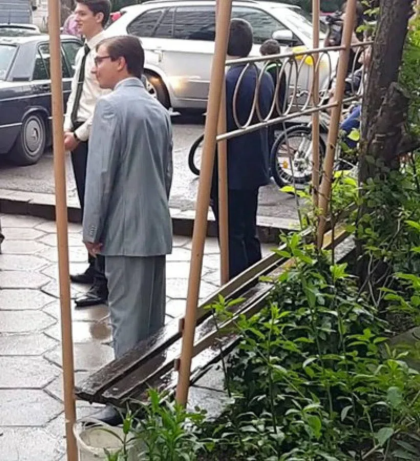 Абитуриент, тръгнал за бала с метро, трогна стотици