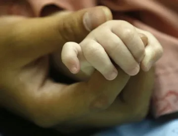 Откриха майката на изоставеното бебе в Първомай