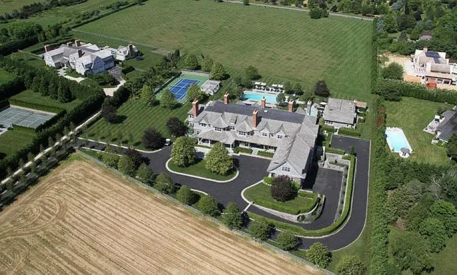 1 млн. долара  за месец в  имението Sandcastle