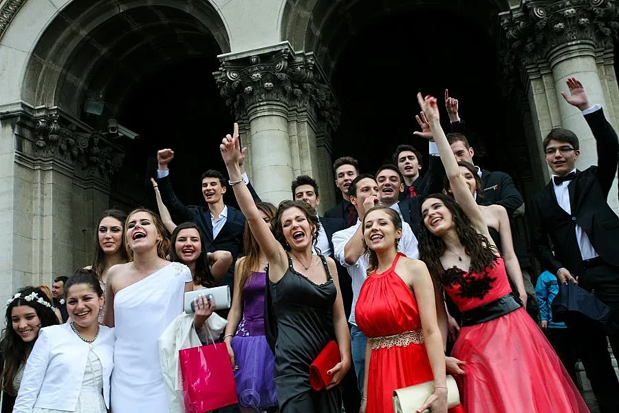 Глобиха 46 абитуриенти за висене от прозорците