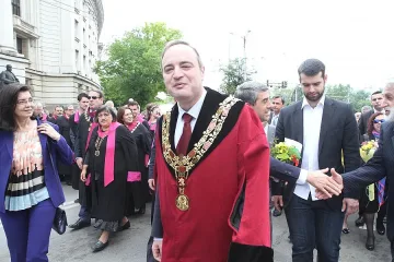 Ректорът на СУ: Предадохме кирилицата за развалена латиница