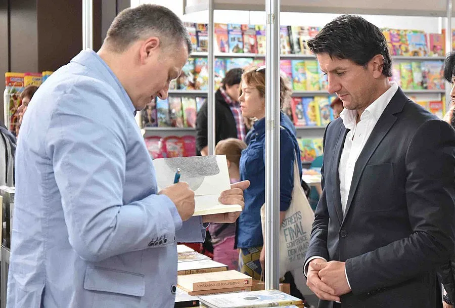 Стотици откриха Пролетния базар на книгата