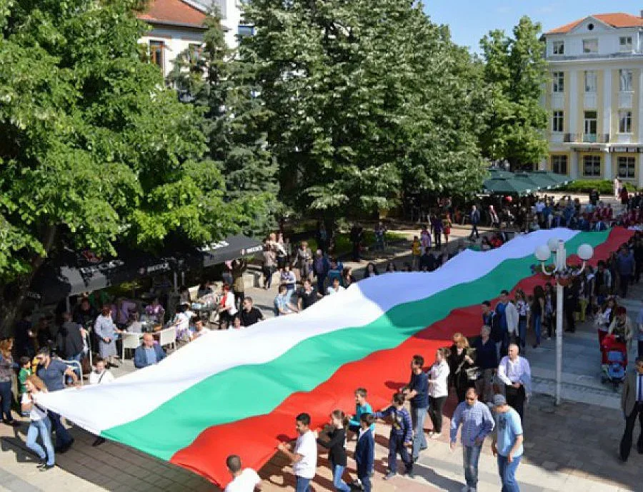 Учители и ученици с шествие за 24 май в Разлог