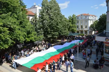 Стотици шестваха с 30-метров трибагреник във Враца