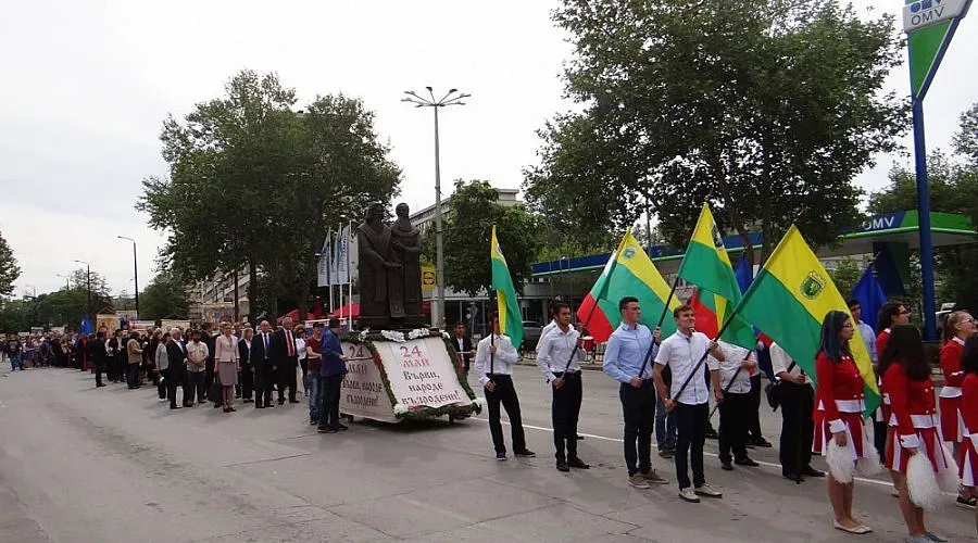 Фигура на Кирил и Методий водеше шествието в Ямбол