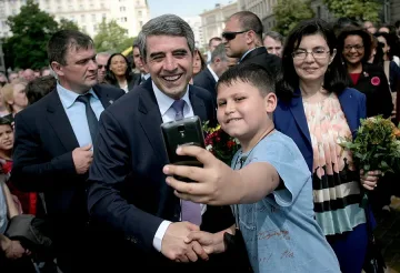 Плевнелиев и Кунева на шествието за 24 май