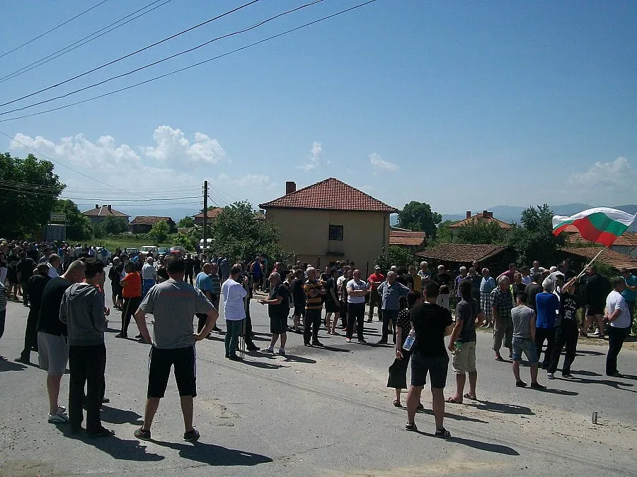 Над 200 с протест срещу ромското беззаконие в Гърмен