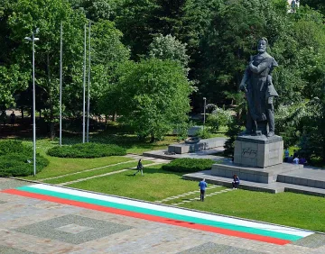 Шествие с 30-метров трибагреник за 24 май във Враца