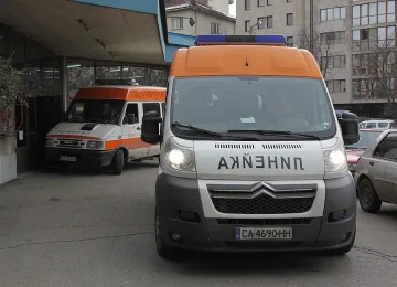 Борят се за живота на близначето от Варна