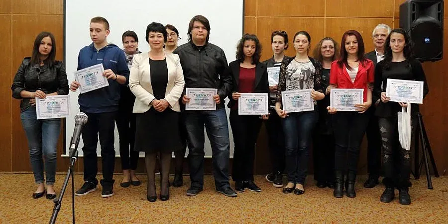 Есе донесе награди на 10 младежи