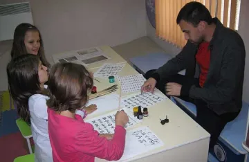 Хлапета пишат на глаголица