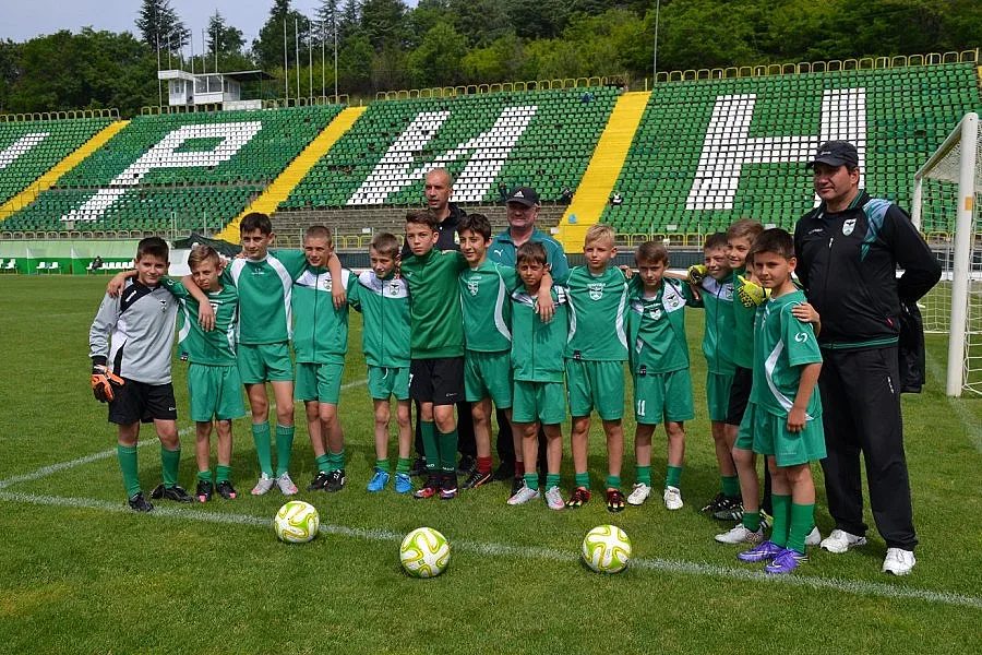 Малки футболисти с обучение по съвременна методика