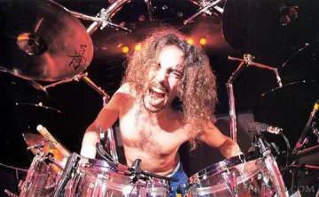 Почина бившият барабанист на Megadeath 