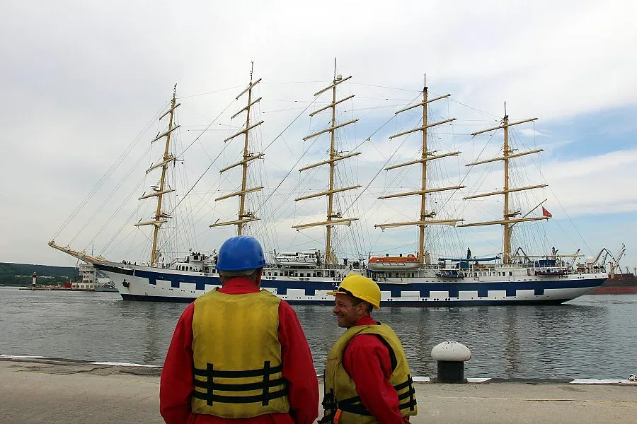 Най-големият ветроход в света откри круизния сезон