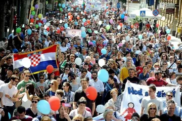 Хървати излязоха на поход срещу абортите в Загреб