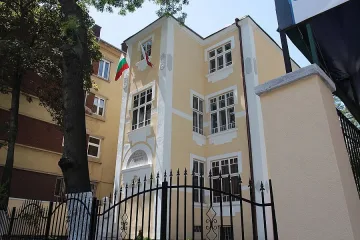 Рози цъфтят в двора на Яворов