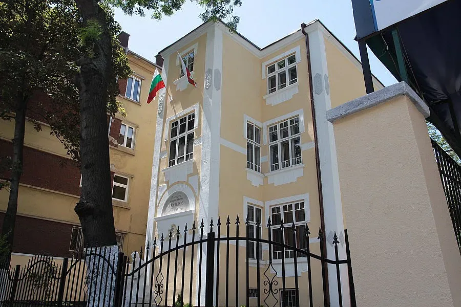 Рози цъфтят в двора на Яворов