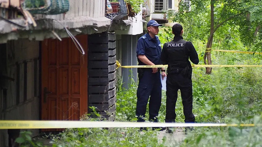 Борят се за живота на падналото от тераса близначе