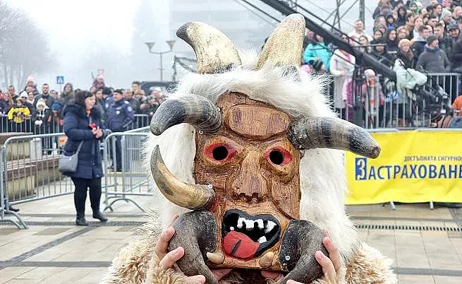 Кукери и бабугери превзеха Перник. Уникални снимки