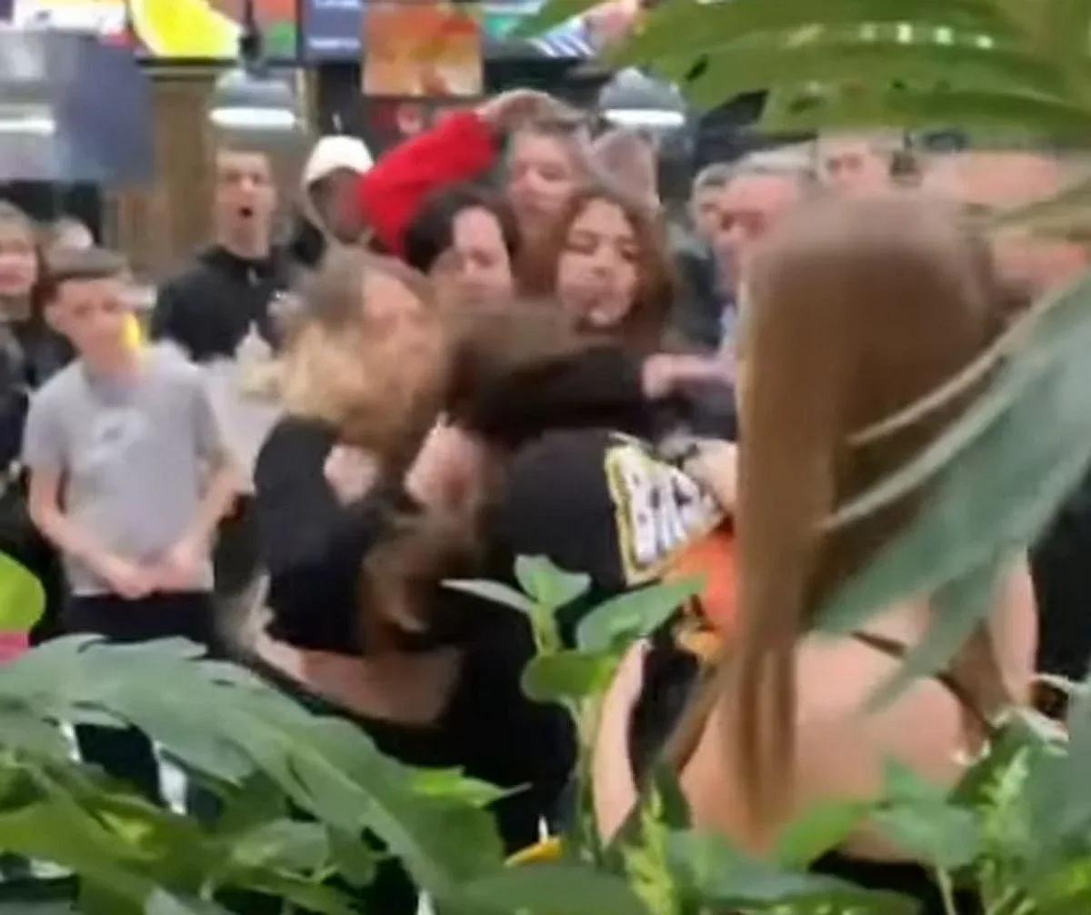 Нов екшън в мола! Момичета се бият, летят боксове и ножове /ВИДЕО/