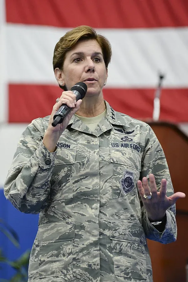 Жената командир чака извънземните