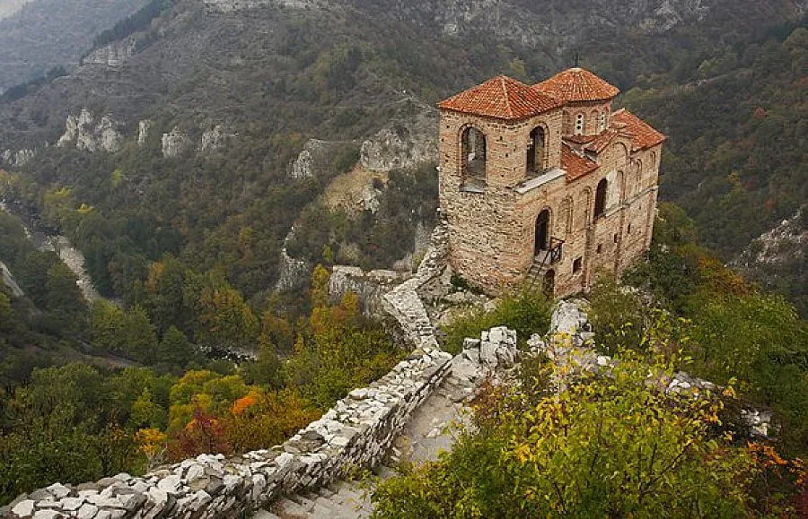 Дете в кома, паднало на Асеновата крепост