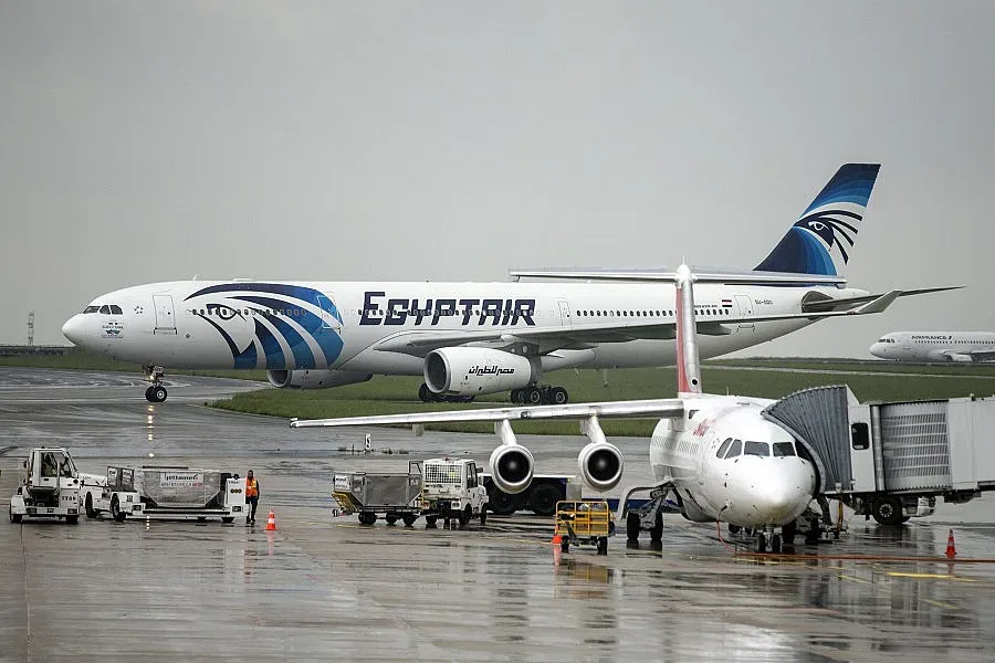 Самолетът на EgyptAir правил резки завои преди да изчезне