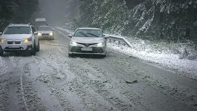 Снегът доведе до пълен хаос. Автомобилите закъсаха